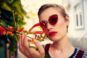 mulher vestindo oculos de sol flores disparando fresco ar foto