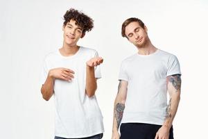 dois alegre amigos dentro branco Camisetas emoções positivo luz fundo foto