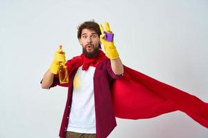 homem vermelho capa de chuva profissional dever de casa higiene luvas foto
