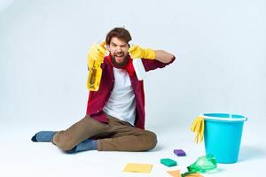 uma homem dentro uma vermelho capa de chuva sentado às casa lavando a pavimentos fornecendo Serviços trabalhos foto