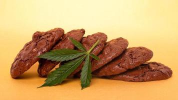 biscoitos comestíveis medicinais com maconha em fundo amarelo foto