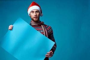 bonito homem dentro uma Natal azul brincar poster estúdio posando foto