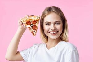 alegre bonita mulher dentro branco camiseta pizza velozes Comida lanche restaurante foto