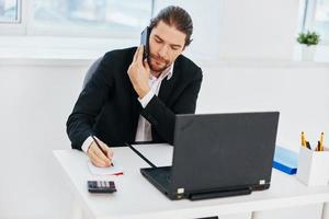 homem trabalhos emoções dentro frente do computador portátil comunicação patrão foto