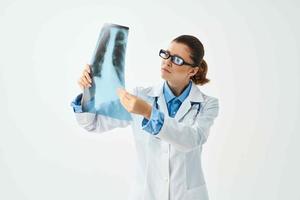 fêmea médico dentro branco casaco raio X diagnóstico tratamento foto
