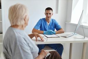 idosos mulher paciente falando para médico saúde Cuidado foto