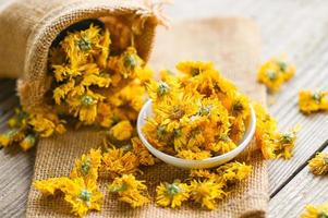 chinês crisântemo flor chá - seco crisântemo brotos para ervas chá em de madeira fundo, seco crisântemo flor amarelo foto