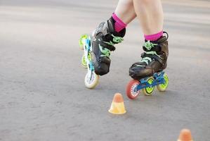 na linha rolo patinação, patins amador Treinamento em asfalto estrada, foto