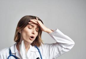 profissional médico enfermeira dentro uma vestido com uma estetoscópio e uma médico mascarar foto