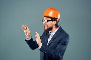 homem dentro segurança terno laranja capacete construção indústria profissional foto