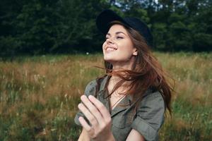 mulher dentro a floresta apreciar natureza fresco ar sorrir viagem fundo foto