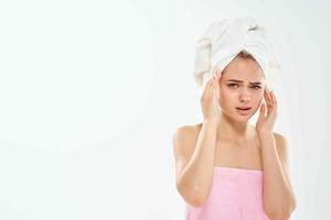 mulher com toalha em cabeça dermatologia pele Cuidado fechar-se foto