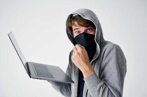 mascarado homem crime anonimato Cuidado balaclava isolado fundo foto