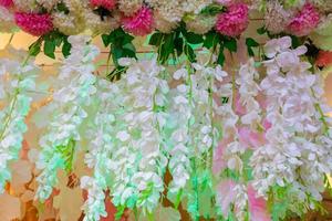 multi cor mão fez papel flor, Casamento decoração e colorida Casamento etapa dentro Bangladesh. foto