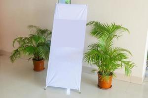 uma branco em branco Projeto exibição x-stand em a interior parede lado. uma em branco bandeira Projeto exibição x-stand brincar. modelo zombar acima para seu conteúdo e Projeto. foto