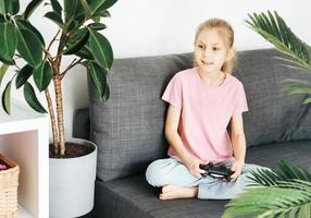 menina jogando vídeo jogos às casa foto