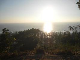 lindo panorama do pôr do sol momento dentro uma mar de praia do cox's bazar Bangladesh, Visão a partir de a topo do uma Colina foto