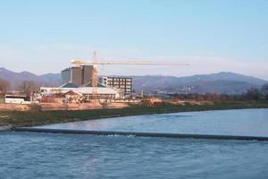 construção de canteiro de obras na costa do rio azul foto