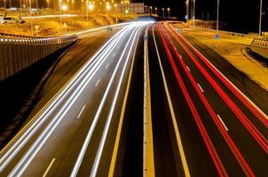 rodovia às noite foto