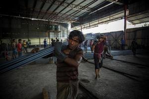 Bangladesh pode 20, 2015 aquecido metal pega espremido e correndo, arriscado trabalhadores dentro aço f foto