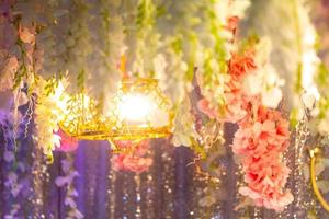 mão fez papel flor e decorativo iluminação, Casamento decoração etapa dentro Bangladesh. foto