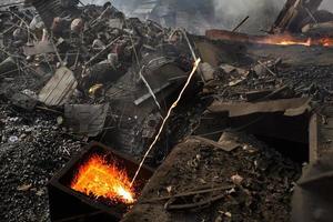 explosão forno - derramando fundido aço dentro fundição às demra, daca, Bangladesh. foto