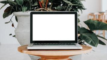 em branco tela computador portátil computador conjunto acima para trabalhos em uma de madeira mesa, brincar, esvaziar tela, em branco tela para produtos mostrar. foto