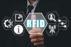 RFID, rádio frequência identificação conceito, homem de negocios mão tocante rádio frequência identificação ícone em virtual tela. foto
