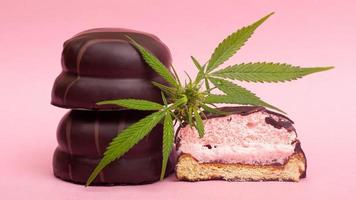 Doces de chocolate medicinais com thc em um fundo rosa foto