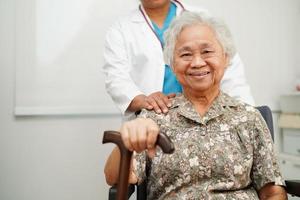 médico Socorro ásia idosos mulher incapacidade paciente sentado em cadeira de rodas dentro hospital, médico conceito. foto