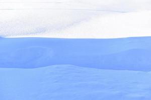 superfície de neve no inverno com sombras ao anoitecer foto