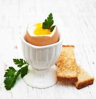 ovos cozidos no café da manhã em uma velha mesa de madeira foto