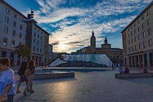 fonte dentro a velho Cidade do Zaragoza contra uma azul céu fundo foto