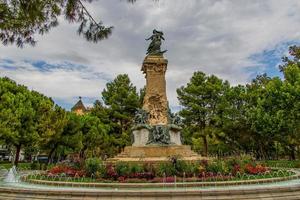 interessante monumento dentro Zaragoza dentro uma parque em uma nublado dia foto