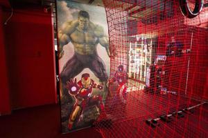 hulk com ferro homem poster dentro crianças jogar sala. foto