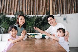 imagem do ásia família comendo almoço juntos foto