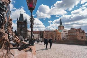 Praga, tcheco república. Charles ponte - Karluv maioria, e velho Cidade torre. foto