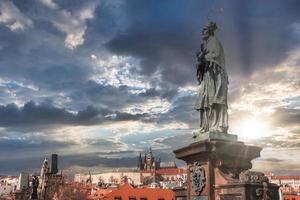 Praga, tcheco república. Charles ponte - Karluv maioria, e velho Cidade torre. foto