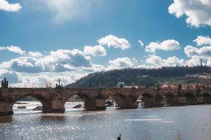 Praga, tcheco república. Charles ponte - Karluv maioria, e velho Cidade torre. foto