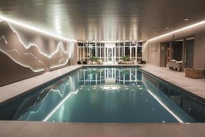 interior do luxo hotel com natação piscina e decoração foto