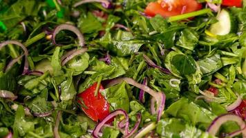 salada com alface e uma variedade do fresco legumes foto