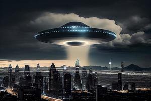 ameaçador UFO acima a cidade foto