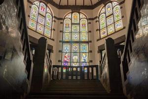 interior janelas com enfeite em velho mansão Lawang sewu Semarang central Java. a foto é adequado para usar para viagem destino, feriado poster e viagem conteúdo meios de comunicação.