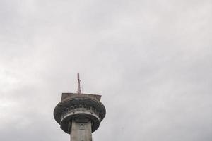 a Principal torre em ótimo agung mesquita em a Semarang central Java, quando dia Tempo e azul céu. a foto é adequado para usar para Ramadhan poster e muçulmano conteúdo meios de comunicação.