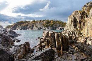 áspero costa do lago superior às pukaskwa nacional parque, maratona, Ontário foto