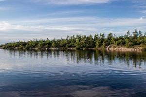 lago e árvore panorama do fritar panela baía, beausoleil ilha foto