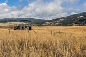 velho abandonado ruínas do uma Fazenda casa dentro a montanhas foto