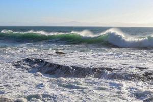 grande ondas rolando dentro em a rochoso costa foto