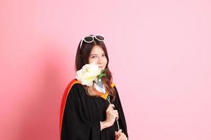 menina com graduação vestido foto