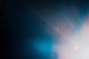 lente flare e luz vazamento neblina textura em uma Preto fundo. foto